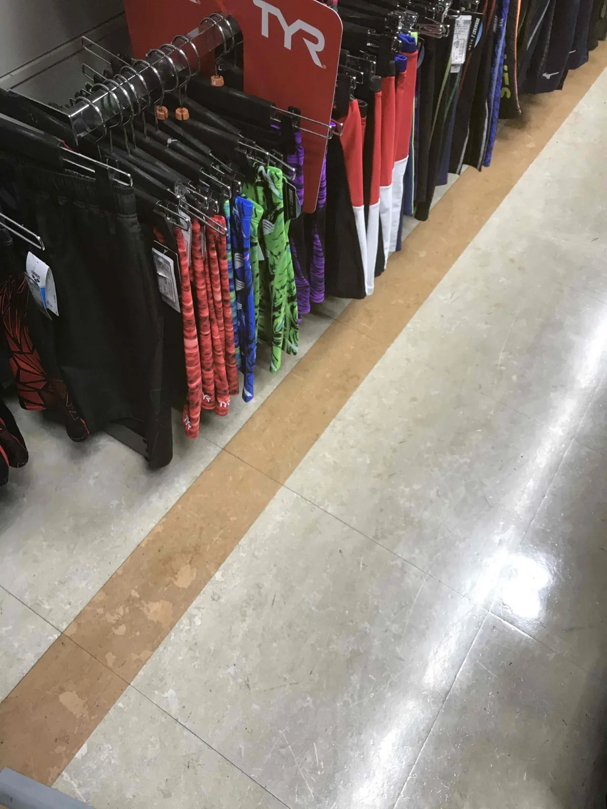 御茶ノ水でスポーツ用品を探す。スーパースポーツゼビオ東京御茶ノ水本店の取材写真 2