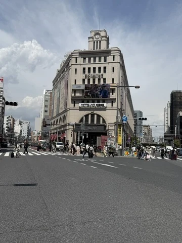 時計塔のある東武浅草駅と浅草EKIMISE