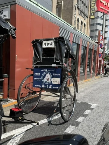浅草駅近くに停まる人力車