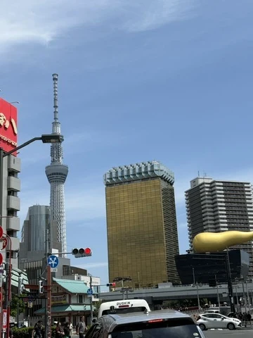 浅草から見える東京スカイツリーとアサヒグループ本社ビル
