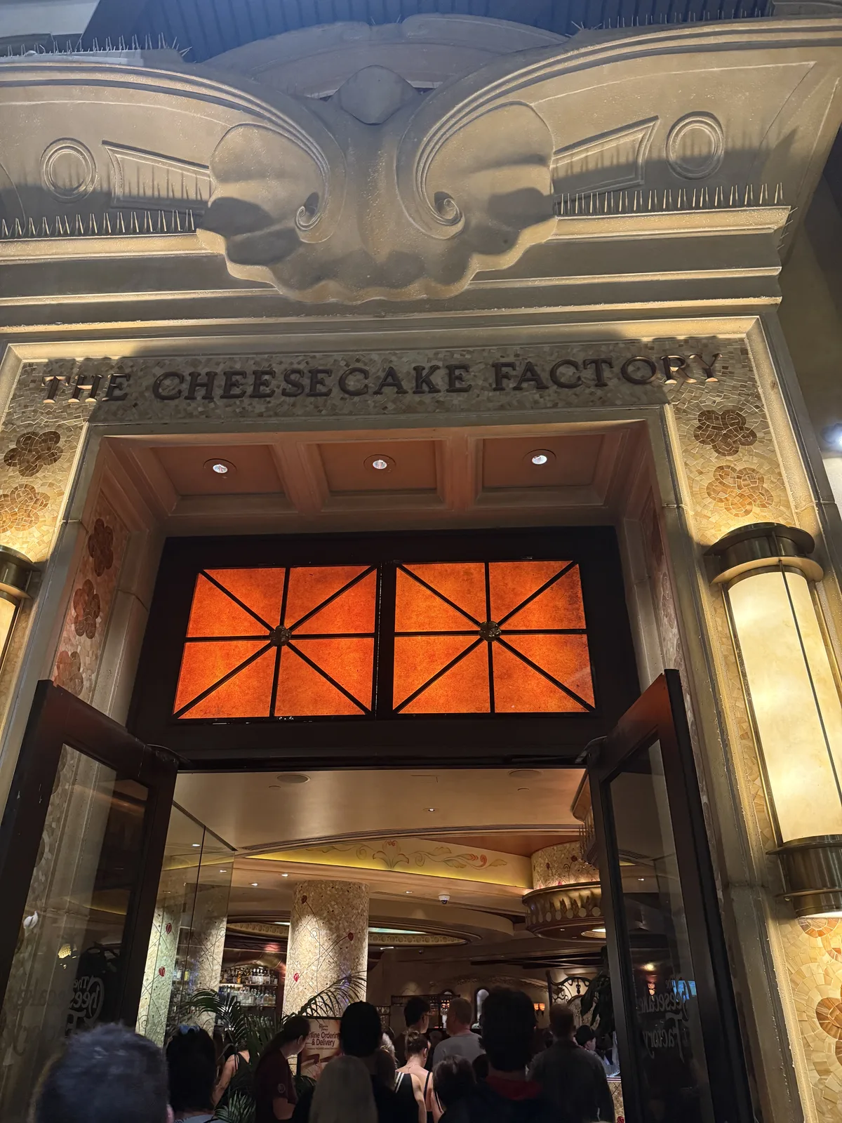 ワイキキのチーズケーキファクトリー入口