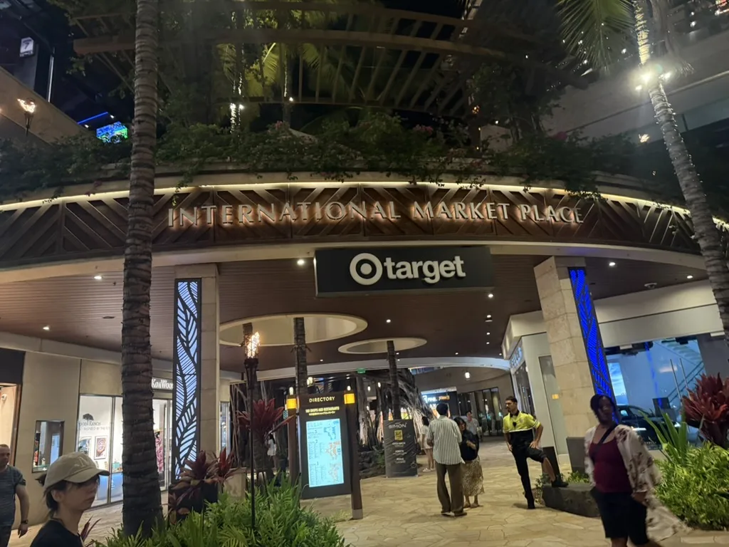 夜のインターナショナル・マーケットプレイスでTargetの看板が見えるクヒオ通り側入口