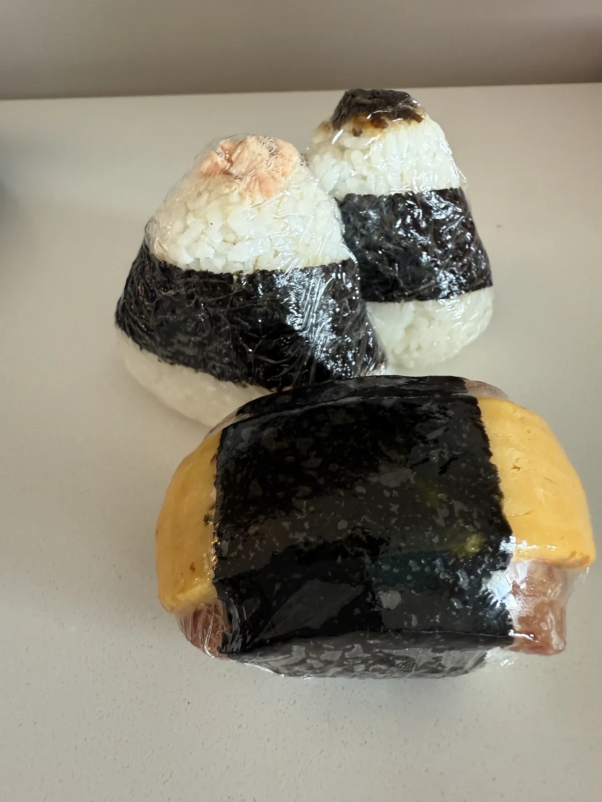 Musubi Cafe Iyasumeで購入した3種類のおにぎり
