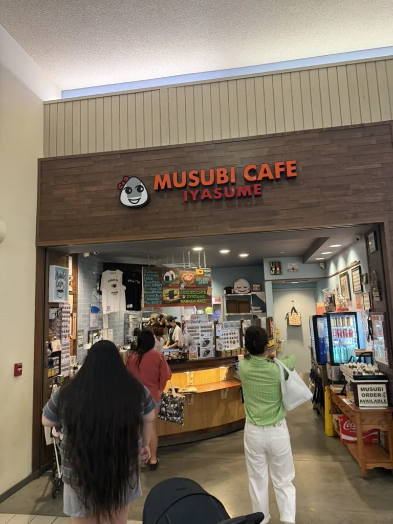 カハラモール内のMusubi Cafe Iyasume店舗