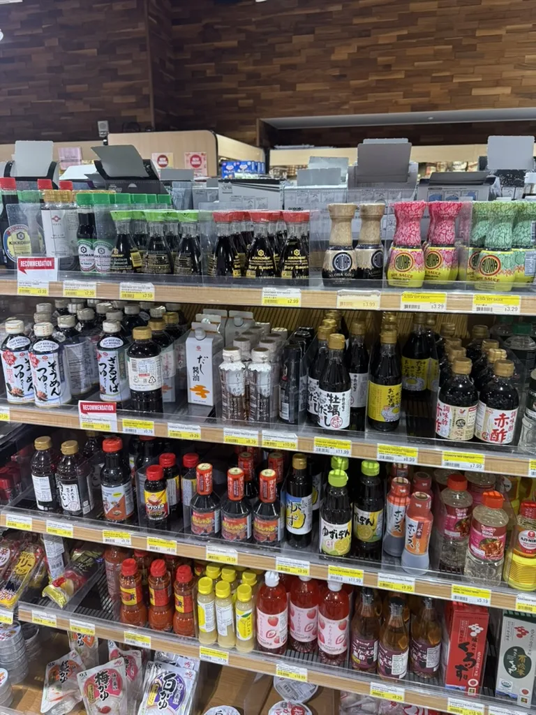 ワイキキのMitsuwa Marketplaceに並ぶ日本の調味料