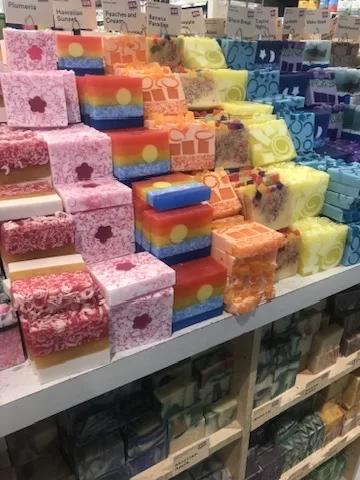 Whole Foods Market Queen店に並ぶ色とりどりのローカルソープ