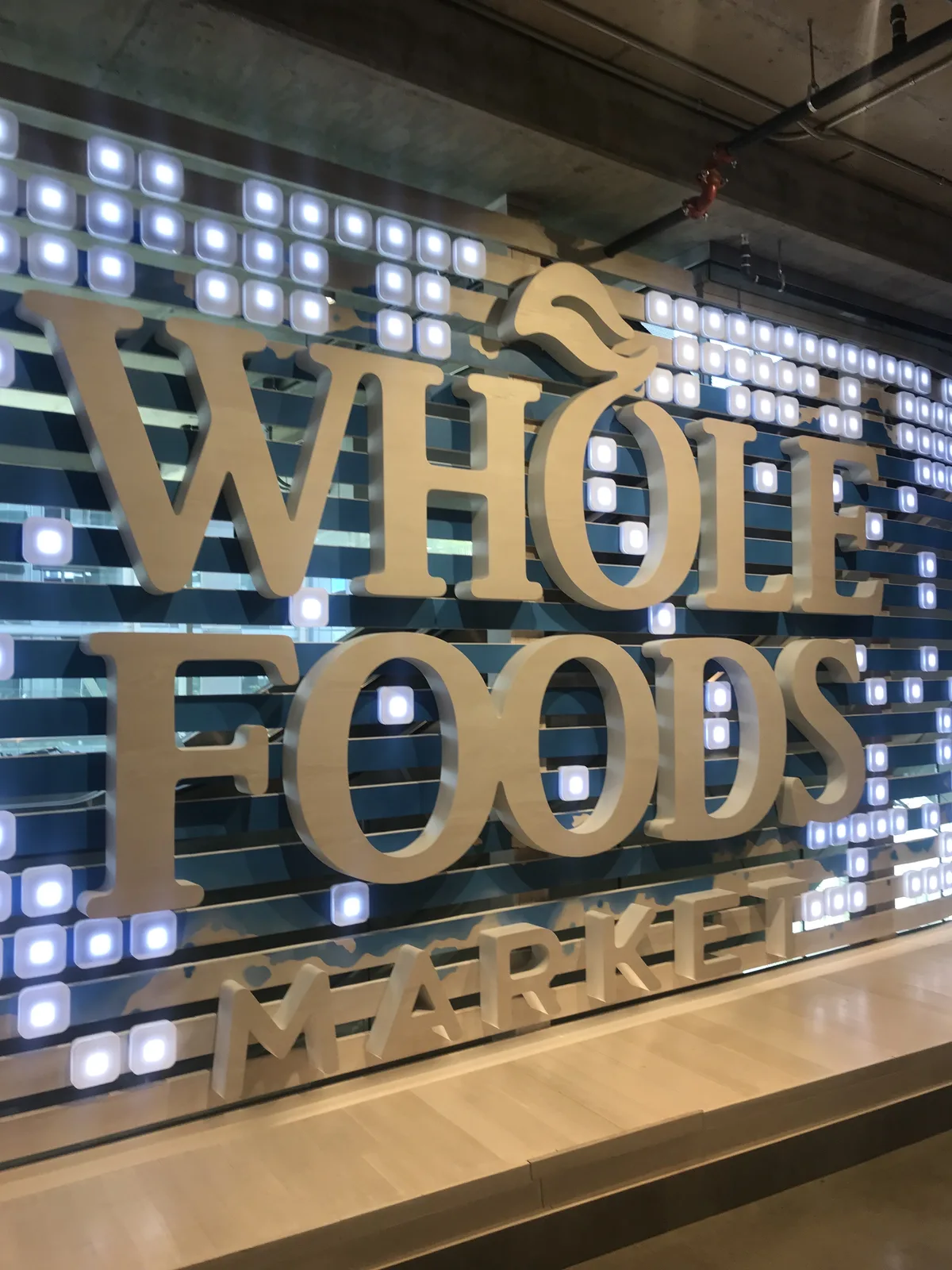 ワードビレッジにあるWhole Foods Market Queen店のサイン